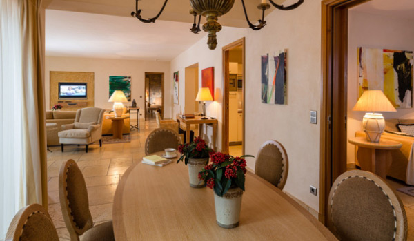 На территории 115 Suites и Villas, очень просторных, светлых, оформленных в провансальском стиле