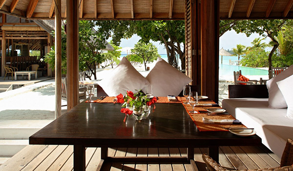 Ресторан отеля отдает дань природе, используя морские продукты и органические овощи в различных комбинациях