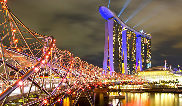 Туры в Сингапур:Впечатляет район морской набережной Марина Бэй, с роскошными отелями, ресторанами и высотными барами с фантастическим видом на залив и ночной город