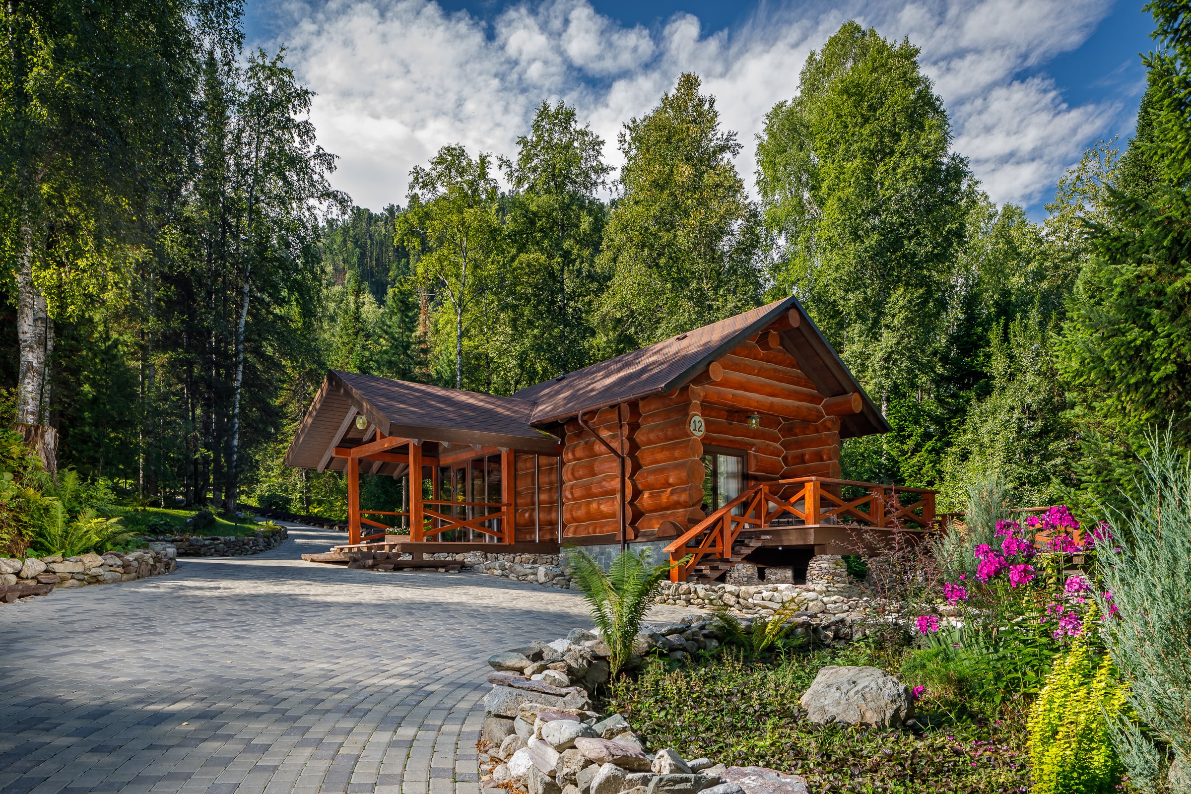 Altay village. Алтай Виладж Телецкое. Отель Телецкое Виладж. Турбаза Алтай Вилладж Телецкое озеро. Алтай Виллидж на Телецком озере.